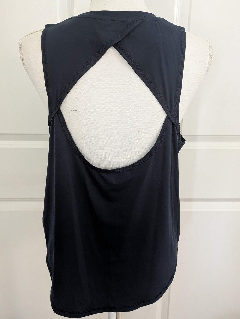 NWT Peloton Womens Tank Top Size Medium M Black Activewear Geometric Logo Shirt - Picture 3 of 4